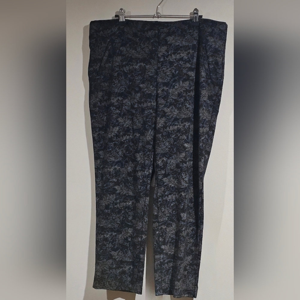 Chicos Size 3 (equivalent to an XL or 16/18) Fabulously Slimming ankle pants